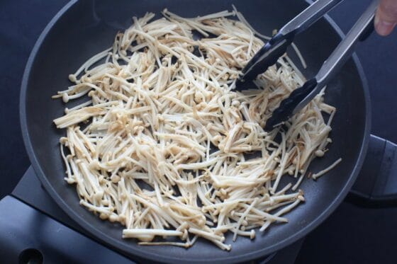 えのきを炒める