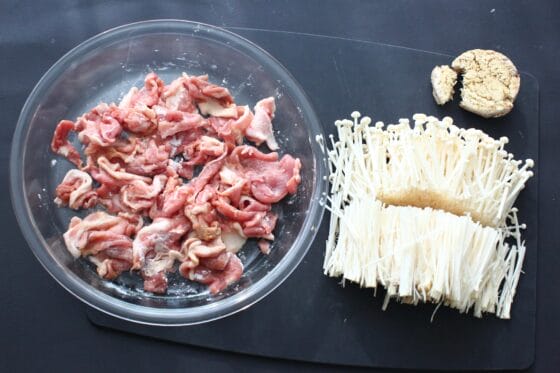 えのきを切って豚こまに醤油と片栗粉をまぶす