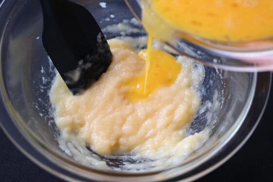 すり身に卵液を加える