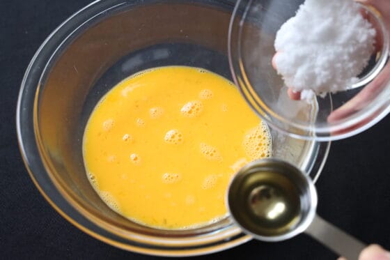 卵液に砂糖とみりんと塩と生姜の搾り汁を加える