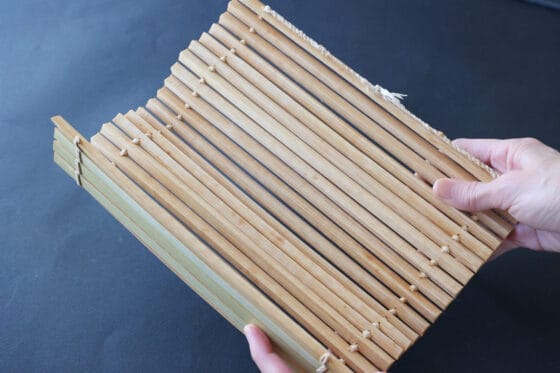 伊達巻用の巻きすを用意する