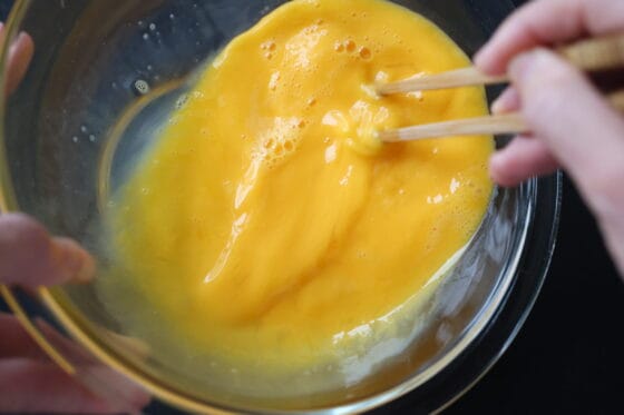 卵をボウルで混ぜる