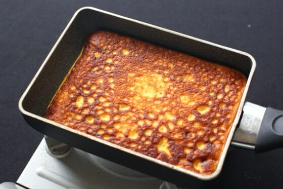 ひっくり返した伊達巻の生地を弱火にかける