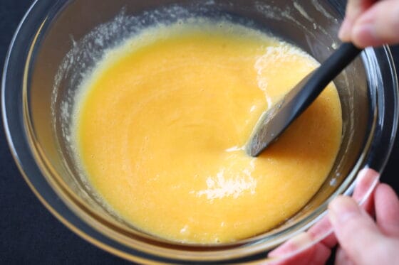 すり身と卵液を混ぜる