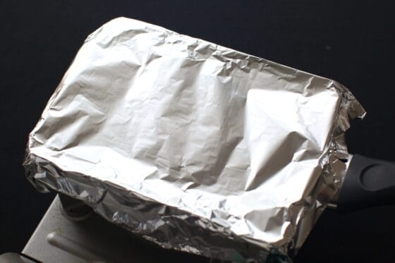 アルミホイルのフタをして伊達巻の生地を焼く