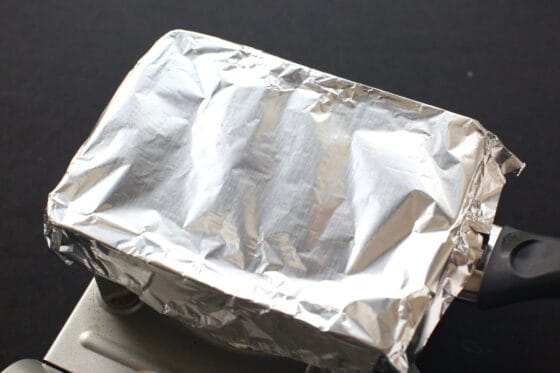 アルミホイルの蓋をして伊達巻の生地を弱火で蒸し焼きにする