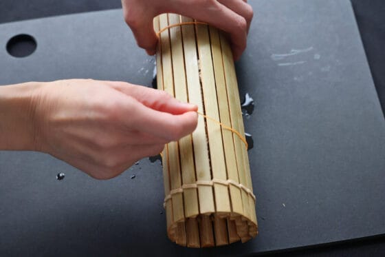 巻きすの上から輪ゴムをかけて伊達巻を固定させる