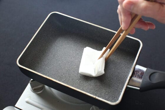 卵焼き器を温めて油を薄く塗る