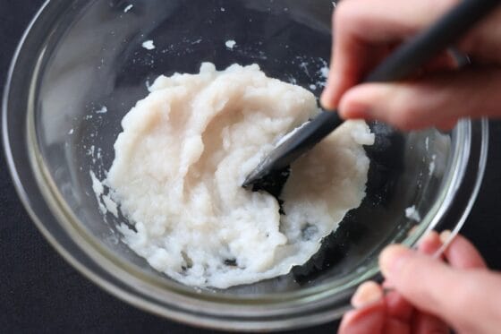 タラのすり身にだしを加えて練る