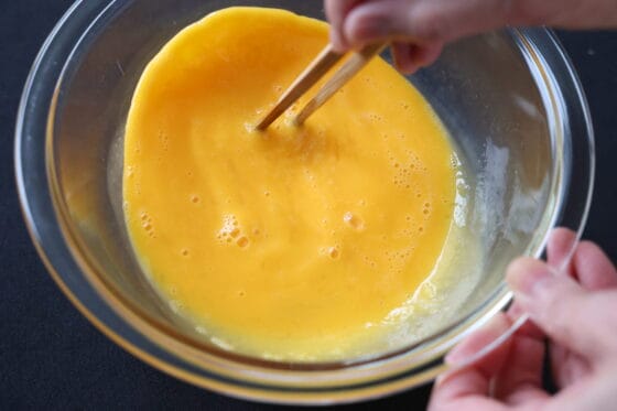 卵液と調味料を混ぜる