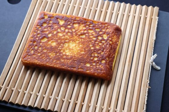 伊達巻用の巻きすに生地をのせる