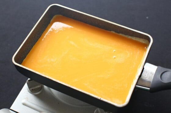温めた卵焼き器に伊達巻の生地を流し入れる