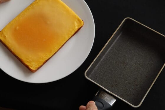 皿に移した伊達巻の生地を卵焼き器に戻す