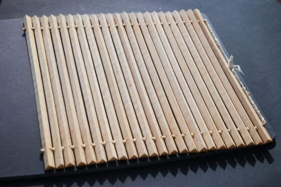 伊達巻用の巻きすを山（盛り上がっている側）を上にして広げる