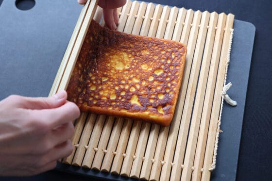 伊達巻用の巻きすで生地を巻く