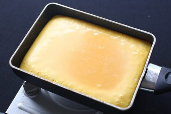 縁がしっかり固まり、中央が半熟の膜が張って揺れるくらいの焼き上がり