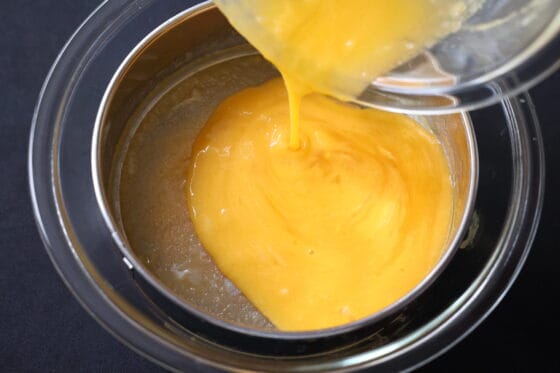 伊達巻の生地をこし器に入れる