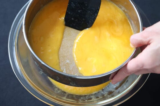 伊達巻の生地をこす