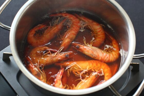 醤油を加えて有頭えびを煮る