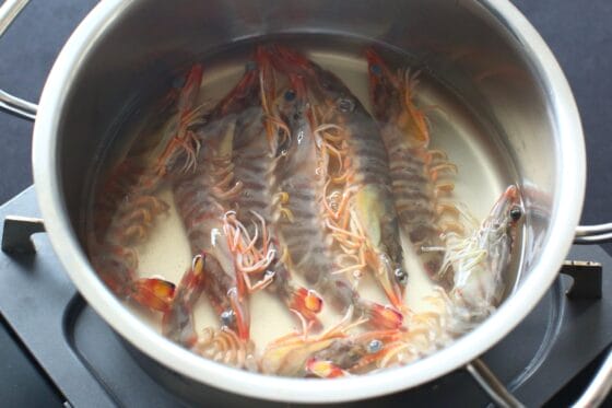 温まっただしに有頭えびを加える