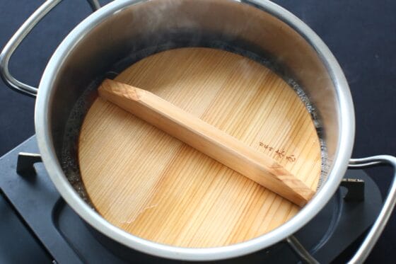 落しぶたをして弱火にして有頭えびを煮る