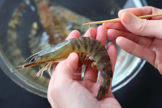 有頭えびの背わたを取る