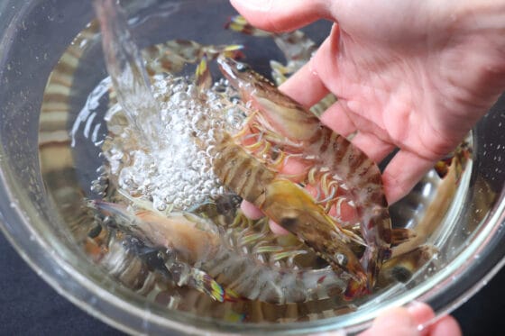 有頭えびをさっと洗う