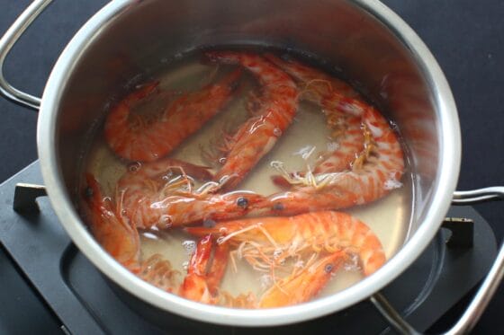 有頭えびの色が赤く変わったらひっくり返す