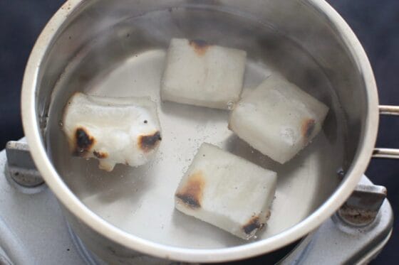 焼いた餅を湯にくぐらせる