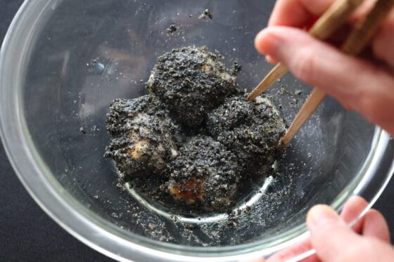 餅にごまの衣を絡める