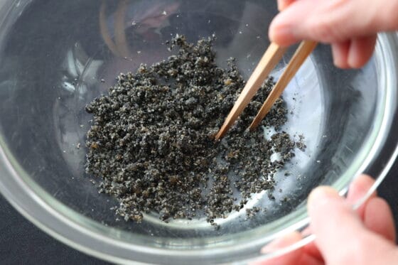 黒すりごまと砂糖と醤油と塩を混ぜる