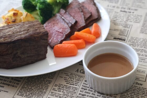 グレイビーソース｜肉汁だけで作る本格味。ローストビーフに合う簡単レシピ
