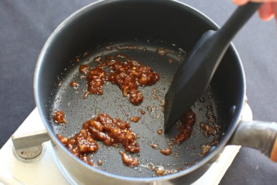 小鍋で薄力粉を炒めてルウ状にしグレイビーのコクを出す