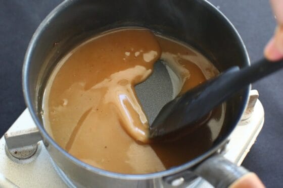 とろみとツヤがついた英国風グレイビーソースの仕上がり