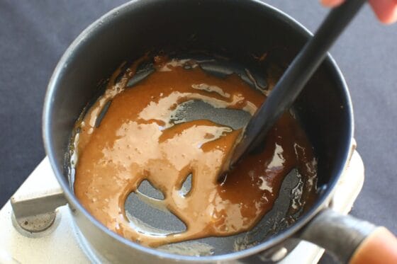 ルウを丁寧に混ぜながらグレイビーソースにとろみをつける