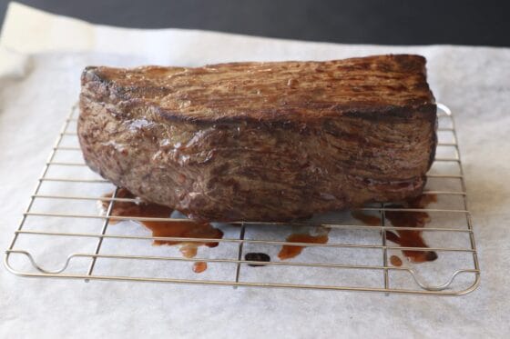 焼き上げたローストビーフから落ちた肉汁を使ってグレイビーソースを作る