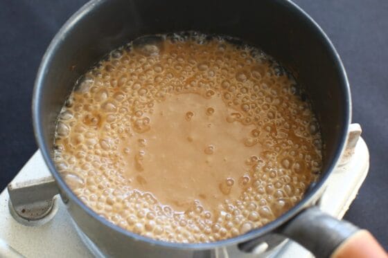 グレイビーソースを中火で煮てとろみを出す