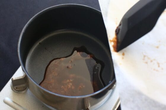 天板の肉汁を小鍋へ移してグレイビーソースのベースを作る