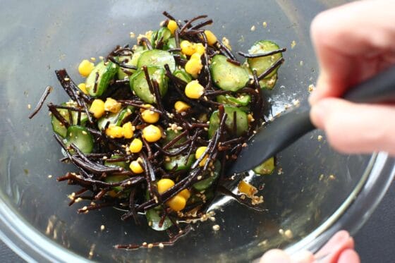 ひじきときゅうりとコーンとごまをドレッシングで和える