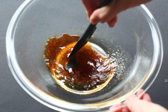 すりおろし生姜や調味料を混ぜてドレッシングを作る