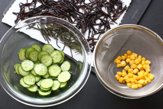 きゅうりを薄い輪切りにして塩をまぶしコーンの水気を切ったものを用意する