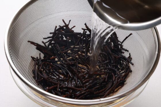 ひじきをザルに広げて熱湯をかける