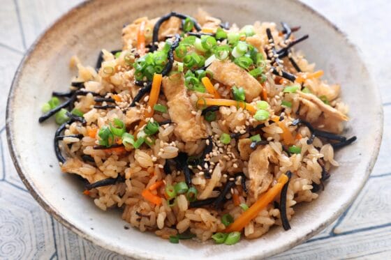 ひじきの炊き込みご飯｜乾煎りで香ばしく！風味豊かなひじきご飯の作り方
