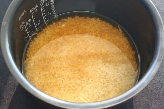 米や調味料やだしを炊飯器に入れる