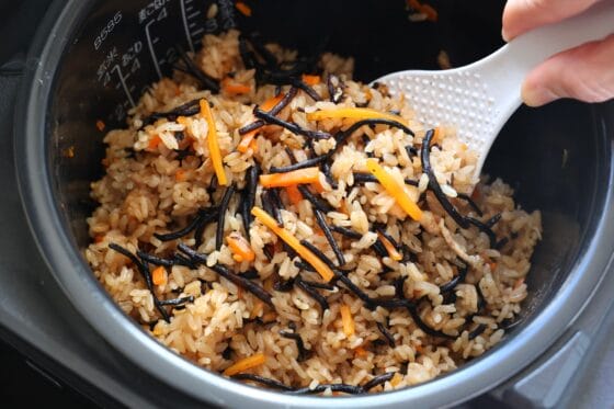 炊き上がったひじき炊き込みご飯