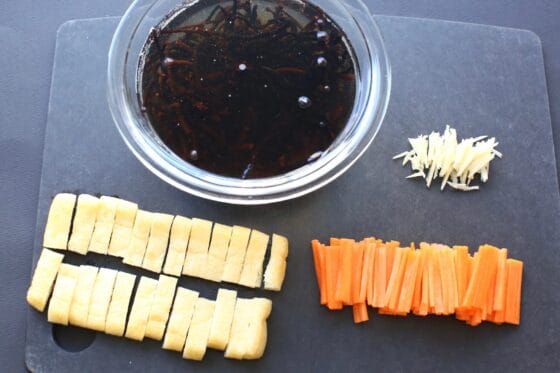 ひじきを戻して人参と油揚げと生姜を切る
