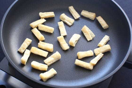 油揚げを乾煎りして香りを立たせる