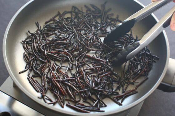 ひじきを乾煎りして風味を引き出す