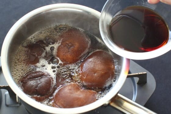 干し椎茸にみりんと醤油を加える