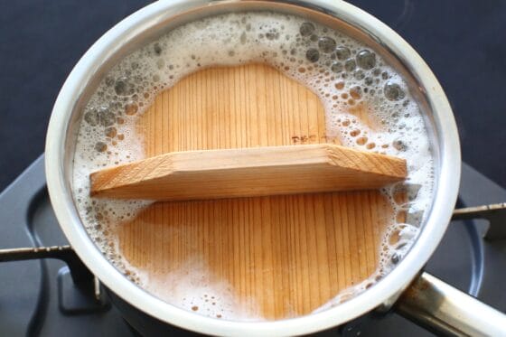 落とし蓋をして干し椎茸を煮る